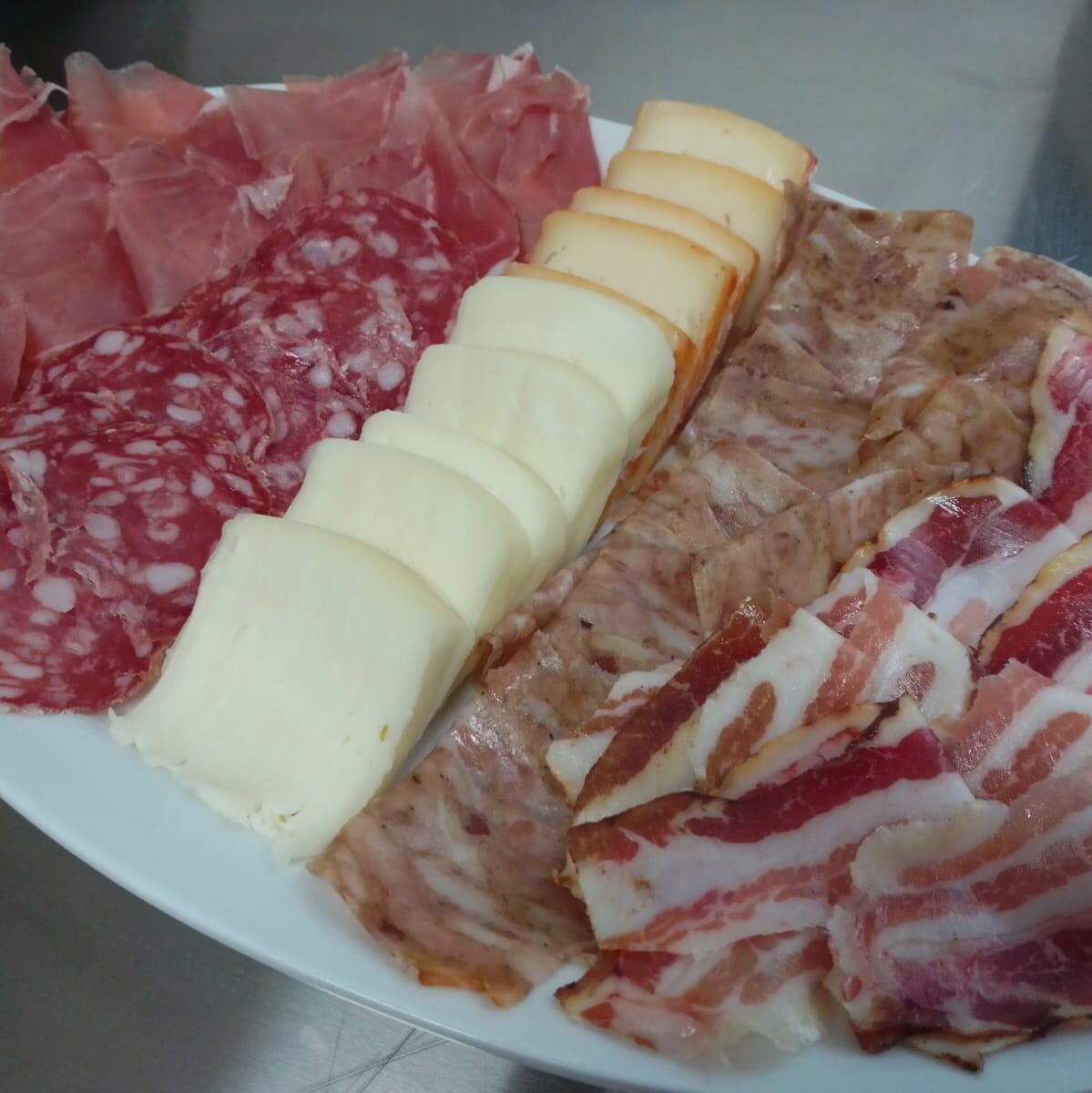 Salumi e formaggi misti tipici