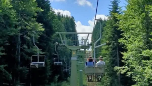 Seggiovia Stellaro di Montecreto in funzione durante la stagione estiva.